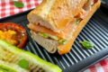Panino con salmone, pomodori grigliati, zucchine e Philadelphia