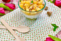 Dolce al cucchiaio con muesli e pesche noci