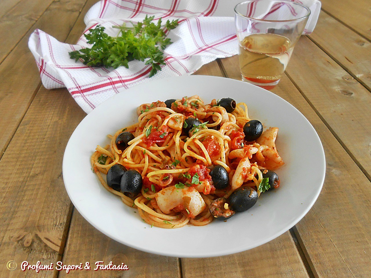 spaghetti con seppie e calamari con olive nere rett
