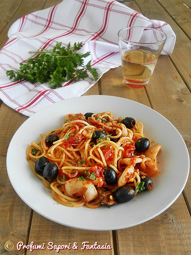 spaghetti con seppie e calamari con olive nere