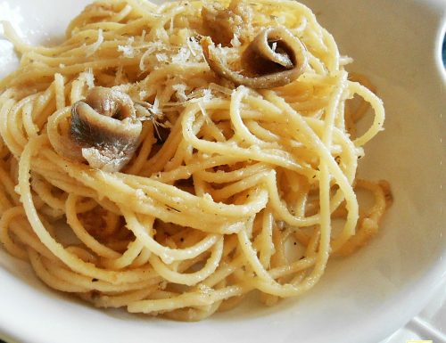 Spaghetti alle acciughe e pangrattato con pecorino