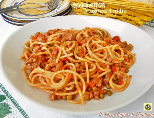 Spaghettoni al sugo ricco con verdure