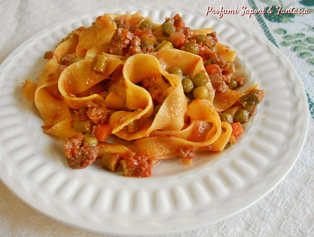 Tagliatelle con salsiccia e piselli