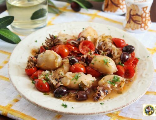 Seppioline con olive nere e pomodorini.