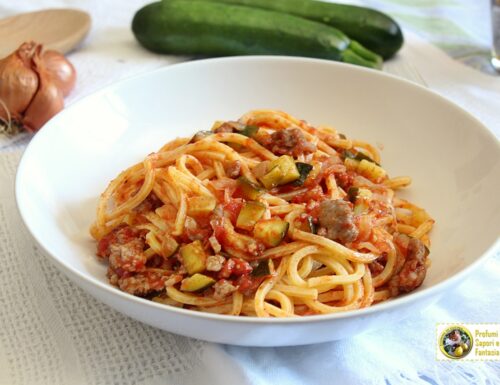 Spaghetti con scalogni salsiccia e zucchine