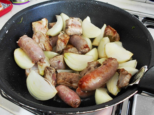  Costine e salsiccia in umido con cipolle