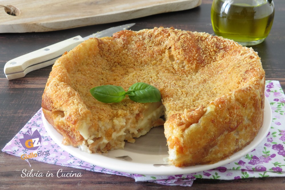 Torta di pane raffermo salata con formaggio