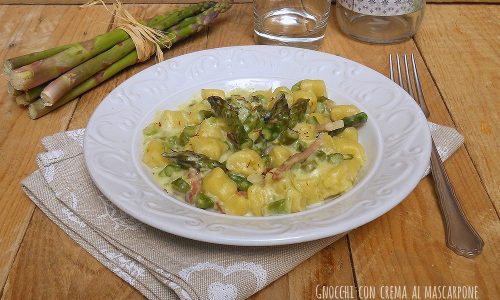 Gnocchi con crema al mascarpone, asparagi e speck