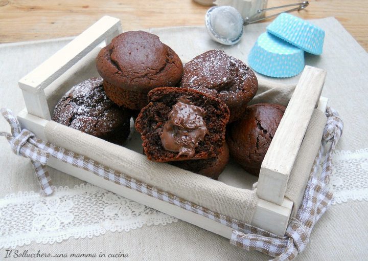Muffin al cacao con cuore morbido di nutella