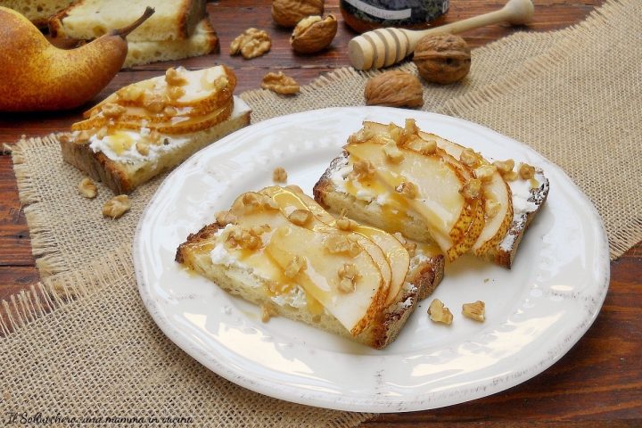 crostini di pane con robiola