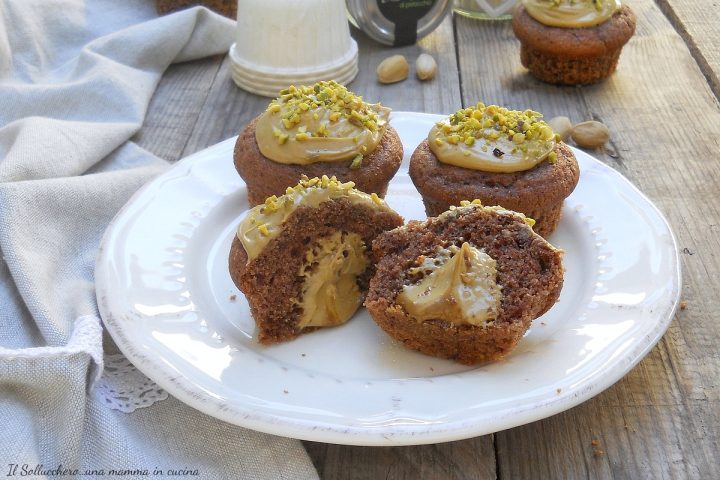 muffin al cacao con cuore morbido al pistacchio