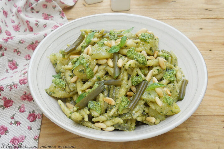 pasta fredda con pesto leggero, patate e fagiolini
