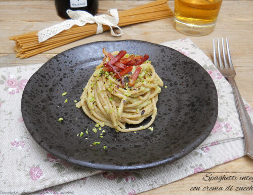 Spaghetti integrali con crema di zucchine e pistacchi