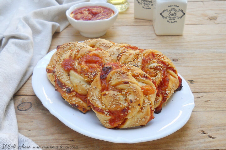 Girelle di pizza con pasta sfoglia oriz