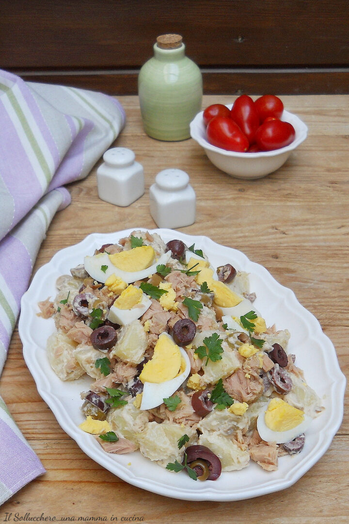 L'insalata di patate tonnate è un piatto freddo estivo veloce e sfizioso, può essere servito come antipasto, contorno o piatto unico.