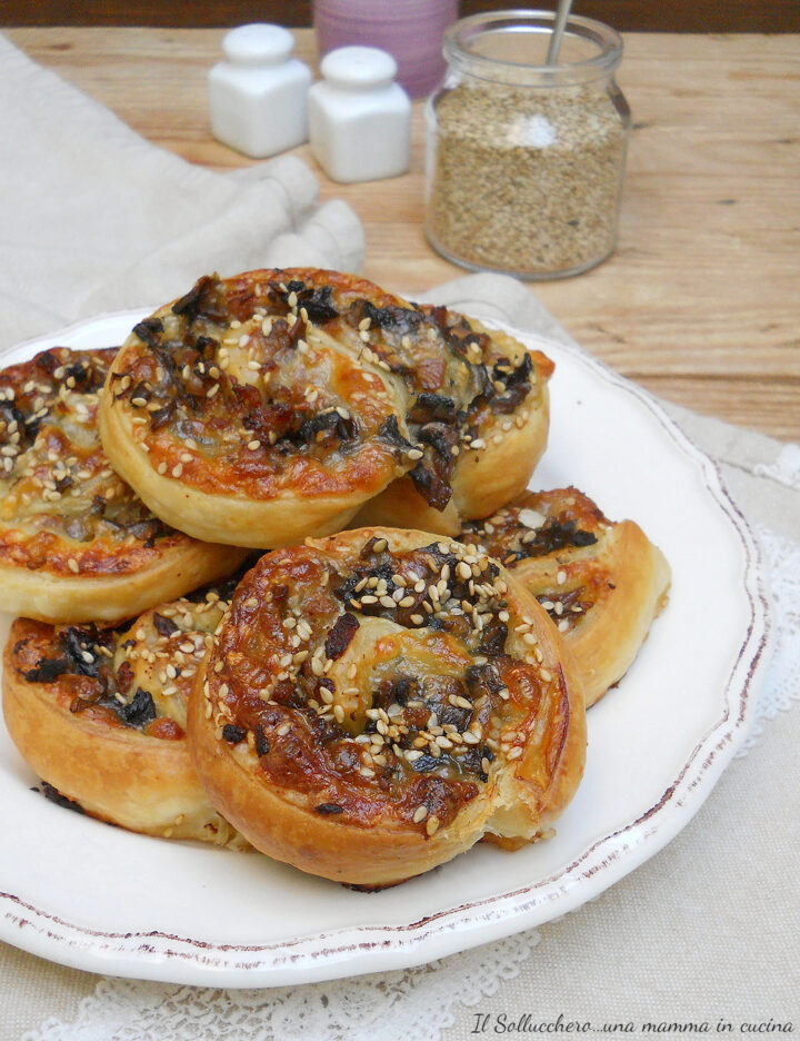 Girelle Di Pasta Sfoglia Con Funghi E Salsiccia