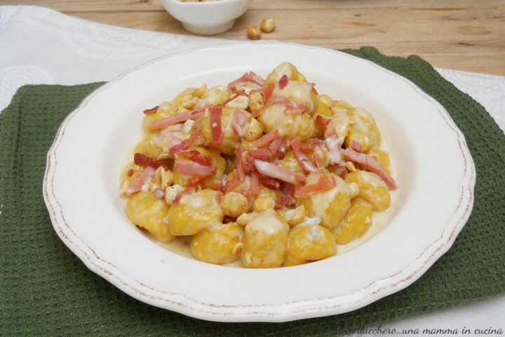 gnocchi di zucca con taleggio speck e nocciole oriz