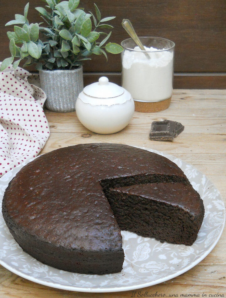 La torta al cacao BILBOLBUL è un dolce morbidissimo, facile e veloce. Senza olio, burro e uova. Ricetta originale.
