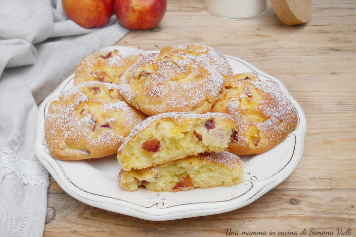 I biscotti morbidi alle pesche sono deliziosi dolcetti facili e genuini che si preparano in poco tempo. Ricetta facile e veloce.