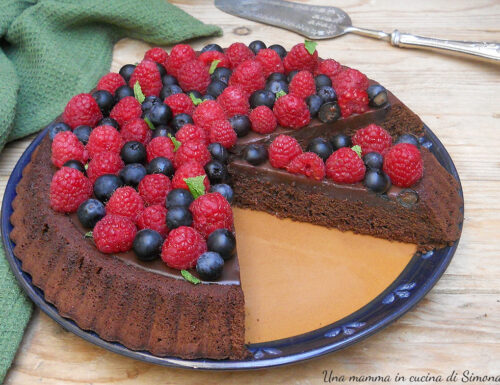 Crostata morbida al cioccolato e frutti di bosco