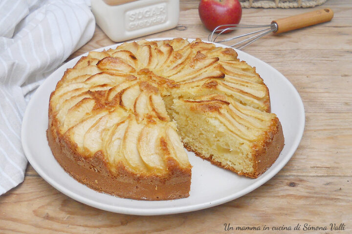 La torta 5 minuti yogurt e mele è un dolce genuino e molto soffice grazie alla presenza dello yogurt. Ricetta facile e veloce