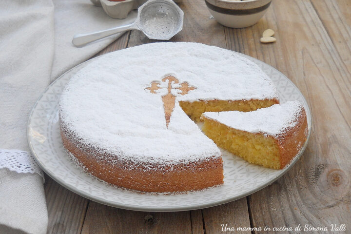 La torta di Santiago è un dolce tradizionale spagnolo con 3 ingredienti: mandorle, uova e zucchero. Ricetta facile.