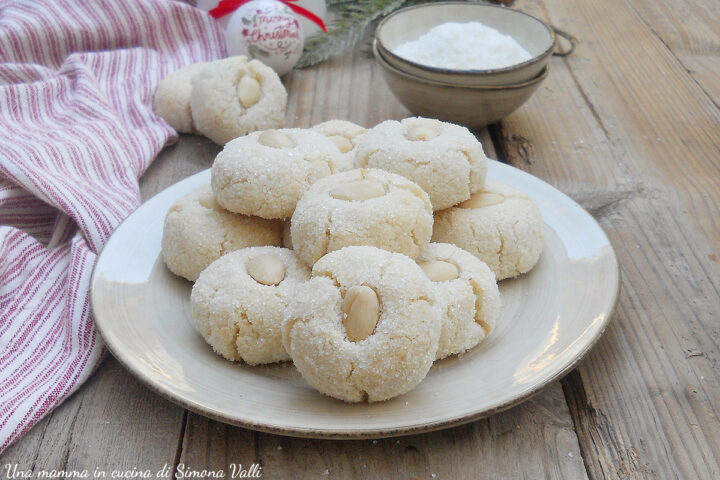 Gli amaretti morbidi al cocco e mandorle sono una variante delicata e deliziosa della ricetta classica. Ricetta facile e veloce