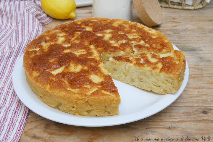 La torta di mele di Iginio Massari è morbida, umida e ricca di mele, un dolce aromatico perfetto per la colazione.