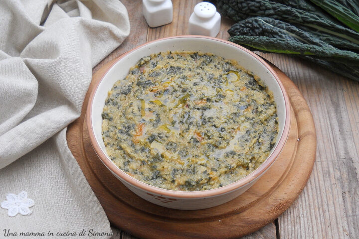 La farinata di cavolo nero è una zuppa densa e cremosa tipica della cucina toscana a base di verdure miste, cavolo nero e farina di mais