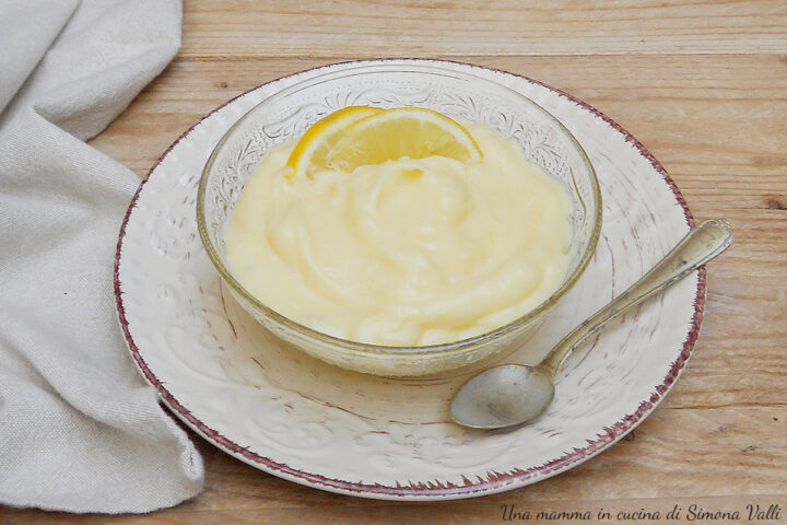 La crema pasticcera di Iginio Massari è setosa, lucida e vellutata; perfetta da gustare al cucchiaio e per farcire dolci di ogni tipo.