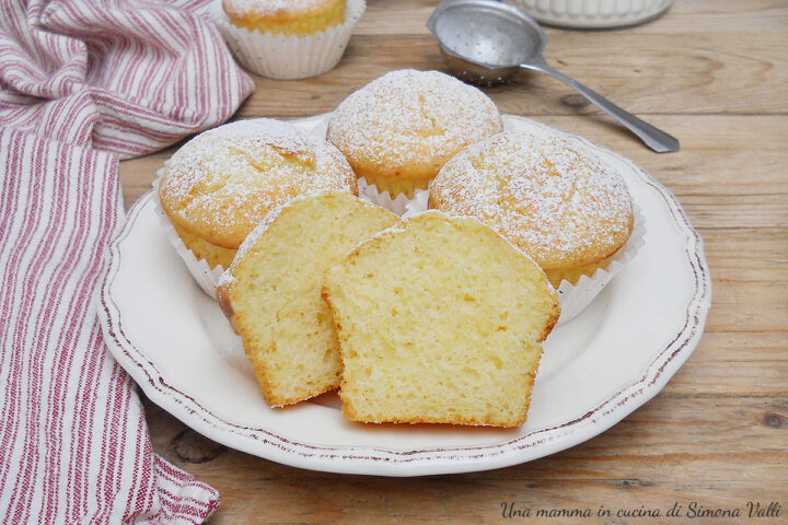  I muffin 5 minuti alla ricotta sono veloci, golosi e versatili, dolcetti soffici e delicati che possono essere personalizzati a piacere.