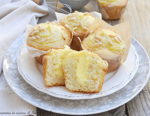 Muffin della nonna con crema e pinoli
