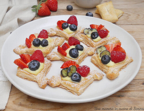 Sfogliatine con crema e frutti di bosco