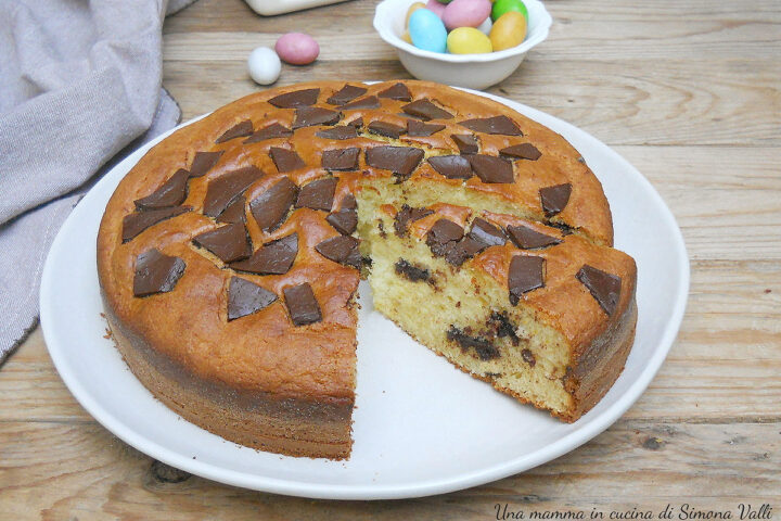 La torta 5 minuti con cioccolato dell'uovo di Pasqua è un dolce goloso e morbidissimo grazie alla ricotta contenuta nell'impasto. 