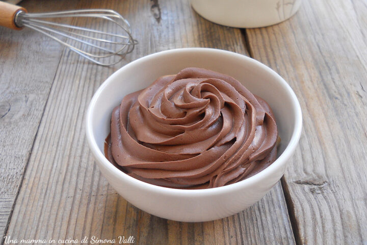 La NAMELAKA AL CIOCCOLATO FONDENTE è una crema senza cottura dalla consistenza ultra cremosa,molto semplice da realizzare.