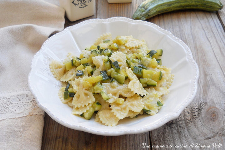 La pasta con zucchine è un primo delicato e cremoso perfetto per una cena veloce, un piatto primaverile saporito e gustoso.