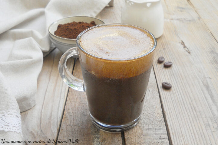 Il caffè shakerato è una bevanda fresca e dissetante perfetta per l'estate. Vi svelo la ricetta per farlo cremoso ciome quello del bar!