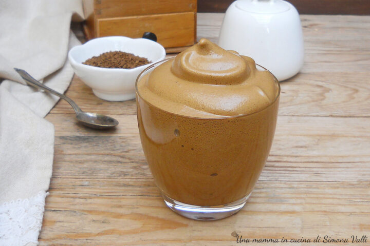 La CREMA DI CAFFE' ALL'ACQUA è una preprazione semplice e veloce ideale per chi desidera gustare un dessert freddo e leggero.