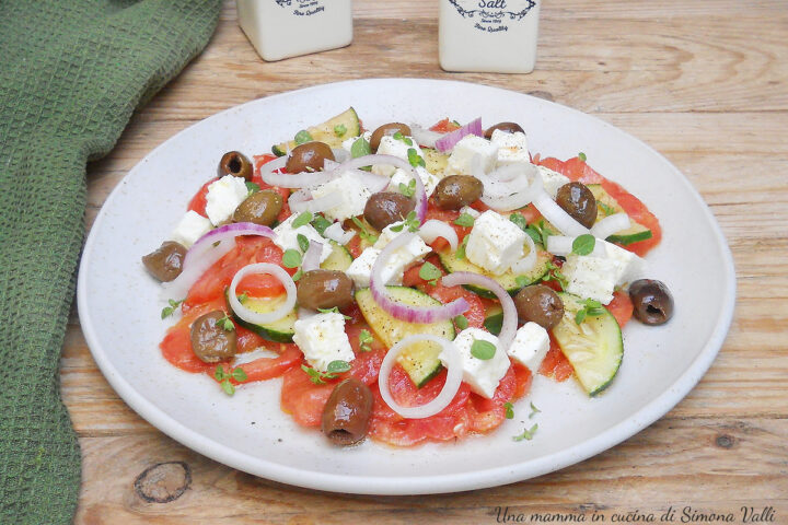 L'insalata greca (Horiatiki salata) è un'insalata fresca e gustosa tipica della cucina greca, servita come secondo piatto o piatto unico.