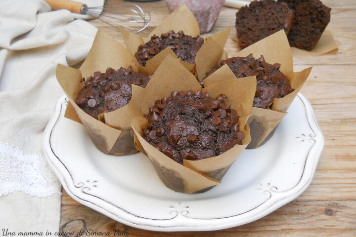MUFFIN AL CIOCCOLATO la migliore ricetta originale americana con cui realizzare  dolcetti golosi, morbidissimi e ricchi di cioccolato.