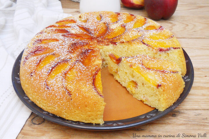La torta di pesche in padella è un dolce delizioso e sofficissimo che si prepara in pochi minuti senza montare nulla e senza forno!