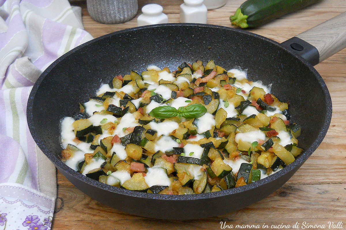 zucchine in padella con speck e mozzarella