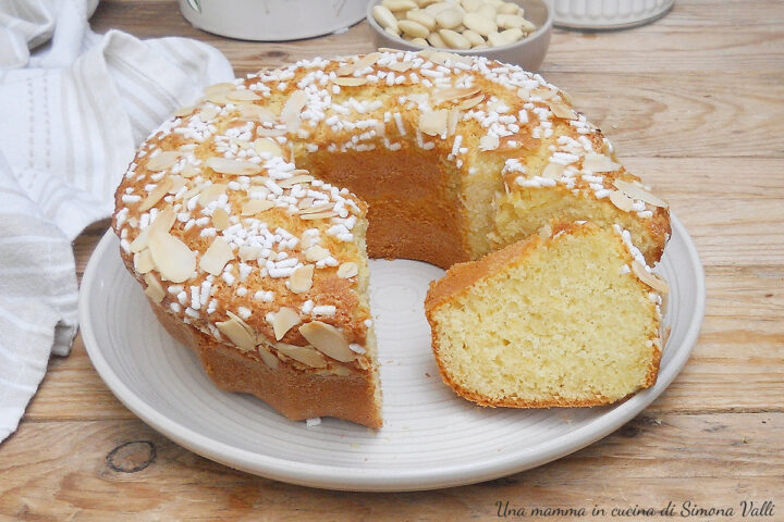 La ciambella dolce mattino allo yogurt e mandorle è un dolce delicato e sofficissimo ideale al naturale o da arricchire a piacere