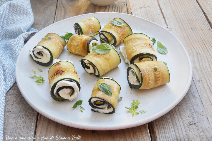 Involtini di zucchine e robiola, un piatto semplice, fresco e sfizioso, perfetto per chi cerca un antipasto leggero e ricco di gusto.
