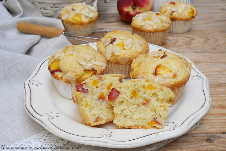 MUFFIN 5 MINUTI ALLE PESCHE facili, veloci e sofficissimi. Ricetta originale americana con 1 solo uovo e tanta frutta.