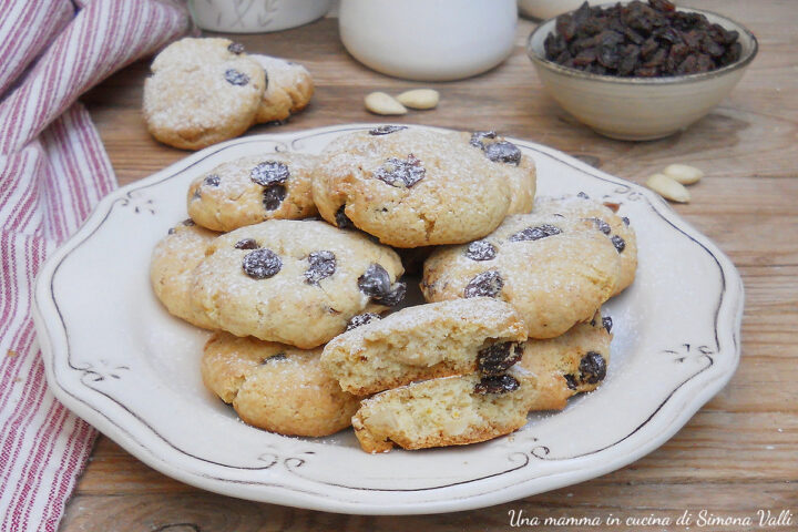 I biscotti uvetta e mandorle sono deliziosi dolcetti di frolla morbida fragranti e golosi. Perfetti per la colazione sono facilissimi.