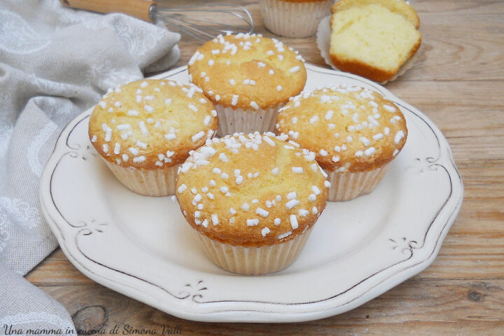 I muffin nuvola allo yogurt greco sono dolcetti leggeri e morbidissimi che si preparano in pochi minuti. Ideali per la colazione.