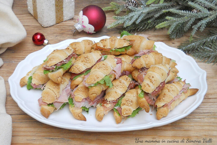 CORNETTI SALATI DI PASTA SFOGLIA, piccoli bocconcini farciti. Antipasto velocissimo ideale per le feste. Ricetta golosa e semplice.