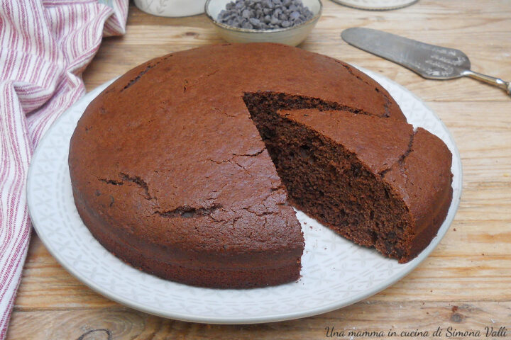 La torta al cioccolato e yogurt è un dolce molto soffice morbido e goloso ideale per la colazione o la merenda e perfetto da farcire