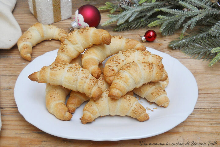 COME PREPARARE I CORNETTI DI PASTA SFOGLIA VUOTI in pochi passaggi per realizzare deliziosi antipasti. Facili e velocissimi.